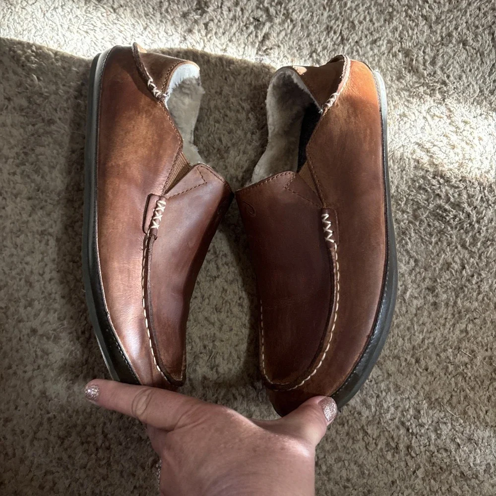 OluKai Moloa Slipper Mens 10 Toffee Dark Wood Leather Shearling Wool Lining